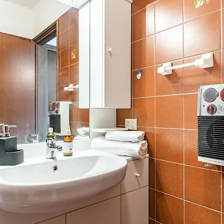 Apartment Apt With Private Parking & Shared Pool! *